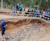 Представители Минского завода шестерен посетили раскопки места массового уничтожения мирных граждан и военнопленных в урочище Уручье под Минском