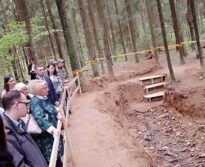 Представители Минского завода шестерен посетили раскопки места массового уничтожения мирных граждан и военнопленных в урочище Уручье под Минском