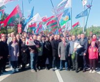 Возложение цветов к монументу Победы