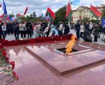 Возложение цветов к монументу Победы