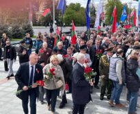 Возложение цветов к монументу Победы