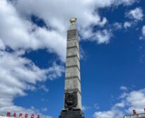 Возложение цветов к монументу Победы