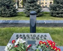 Возложение цветов к монументу Победы