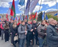 Возложение цветов к монументу Победы