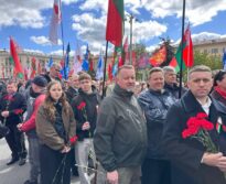 Возложение цветов к монументу Победы