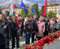 Возложение цветов к монументу Победы