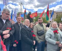 Возложение цветов к монументу Победы