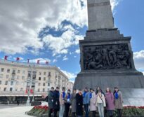Возложение цветов к монументу Победы