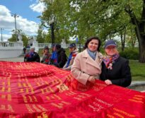Возложение цветов к монументу Победы
