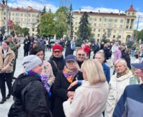 Возложение цветов к монументу Победы