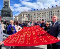 Возложение цветов к монументу Победы