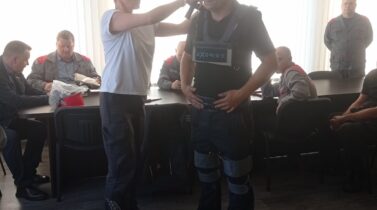 Начальником управления охраны труда, промышленной и пожарной безопасности совместно с представителем ООО «Сейфтим» организована мини-выставка средств индивидуальной защиты для работников ОАО «МЗШ». Начальником управления охраны труда, промышленной и пожарной безопасности совместно с представителем ООО «Сейфтим» организована мини-выставка средств индивидуальной защиты для работников ОАО «МЗШ».